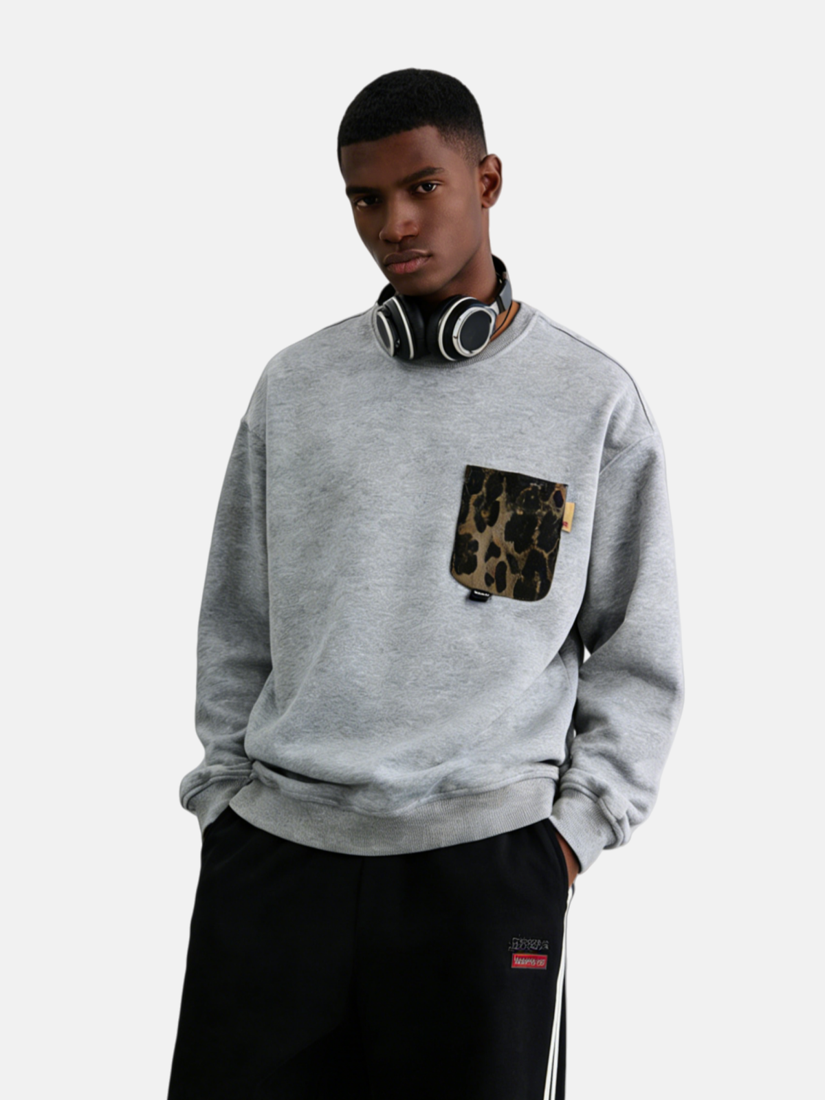 Haaura Leopard Graphic Pocket Sweatshirt